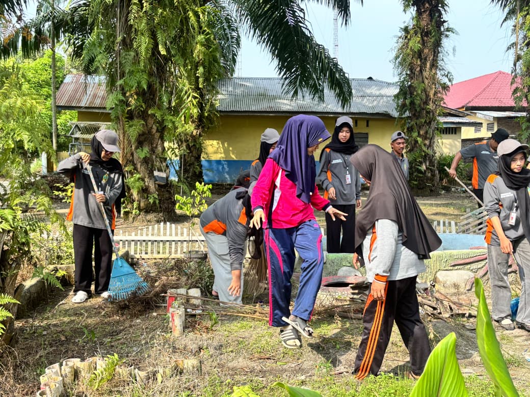 Gotong Royong di Balai Desa